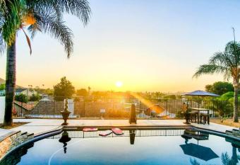 Gorgeous Poorhouse with Stunning Views has rooms with a private hot tub