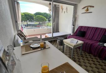 La Cabane du Suffren allows 18 year olds to book a room