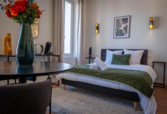 Le Napol  on has rooms with a private hot tub