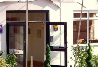 The Riviera Hotel & Apartments - Alum Chine allows 18 year olds to book a room