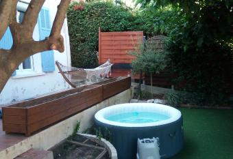 Jolie maison de ville avec jardin arbor   has rooms with a private hot tub