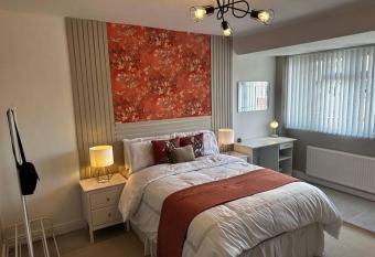 Modern 3 Bedroom home near Birmingham Airport & NEC allows 18 year olds to book a room