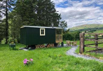 Shepherds Hut at The Retreat has Balcony rooms