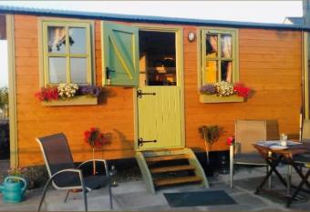 Mountain View Shepherds Hut allows 18 year olds to book a room