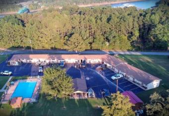Sportsman's Lodge has Balcony rooms
