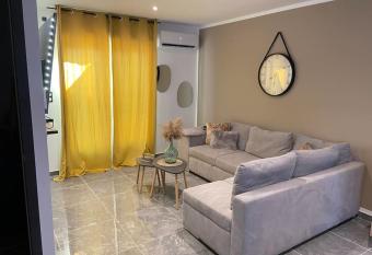 Maison avec jacuzzi has rooms with a private hot tub