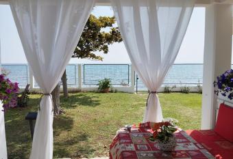 La maison bleue has Balcony rooms