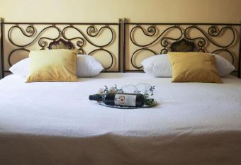 7 Lune Artemisia allows 18 year olds to book a room