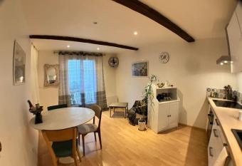 Maison tranquille dans village allows 18 year olds to book a room