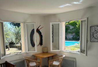 Chez JB has Balcony rooms