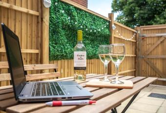              BUSINESS OR PLEASURE! NEW Southampton  City Vibes  # Super Central & Stylish Apartment with Outside Space! for 1-4 Guests BOOK YOUR CITY BREAK or PRE-CRUISE STAY! CLOSE TO MAYFLOWER THEATRE, UNIVERSITIES, CRUISE TERMINALS, HOSPITALS & SHOPS! has Balcony rooms