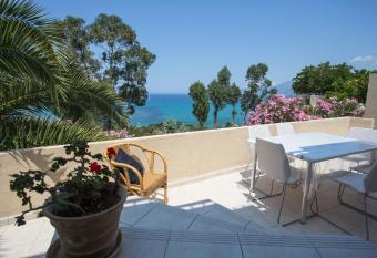 APPARTEMENT TERRASSE La Citadelle Appartements Saint Florent has Balcony rooms