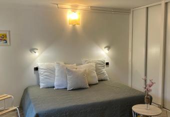 Beautiful studio + large terrace near the beaches. allows 18 year olds to book a room
