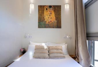 Apt 2 Romero has Balcony rooms