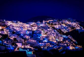 IPELHOME-Avissinias Boutique Apartments has rooms with a private hot tub