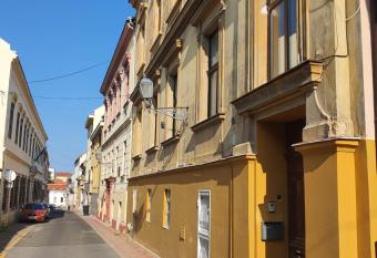 City Center Apartman has rooms with a private hot tub