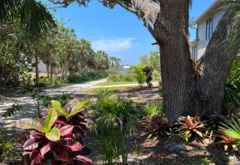 tropical bay house has Balcony rooms