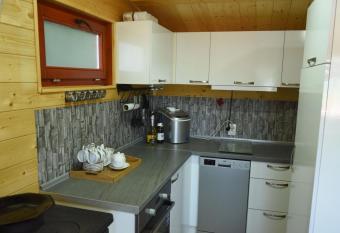 VIEW and VIBE Jagodina has rooms with a private hot tub