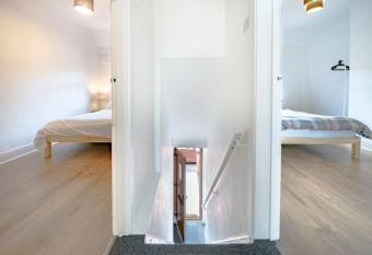 Modern 3 Bedroom House Close to Ferry and City Centre has Balcony rooms