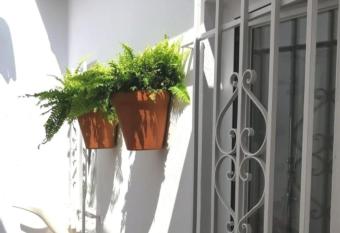 La Marieta, casita acogedora y centrica allows 18 year olds to book a room