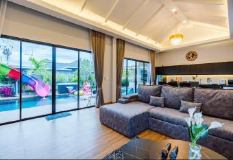 Wild wild pool villa cha-am has Balcony rooms