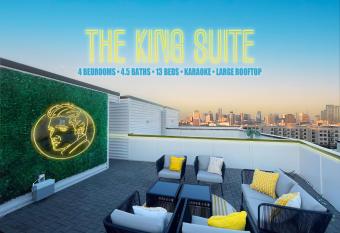 The King of Rock Experience 13 Beds & Rooftop w City View has Balcony rooms