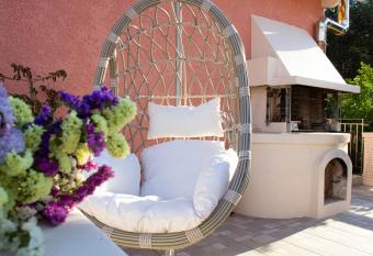 Cristina Apartments allows 18 year olds to book a room