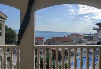 House Ema Du  e has Balcony rooms