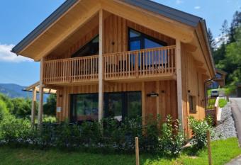 Alpenchal  t Alpakablick has rooms with a private hot tub