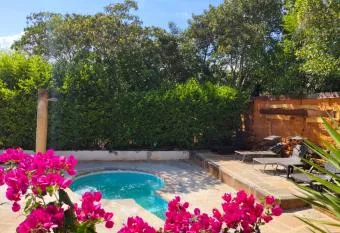 Encantadora Villa con Piscina y Jacuzzi has rooms with a private hot tub