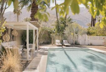 San Simian - Pool & Spa Central in Palm Springs has rooms with a private hot tub
