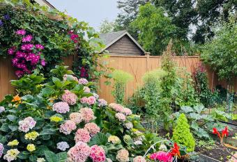 Garden home in Victoria has Balcony rooms