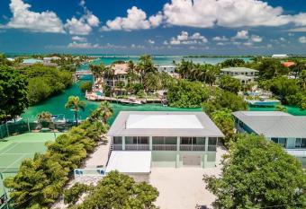 Waterfront - Complete Remodel allows 18 year olds to book a room