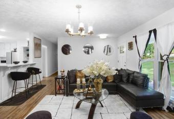 Charming Artistic Retreat * 3 BR has rooms with a private hot tub