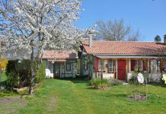 Guesthouse La Burle has Balcony rooms