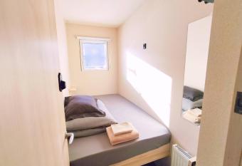 Sho inn MINIMAL HOTEL                                   allows 18 year olds to book a room