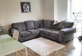 Stylish 1 Bedroom Apartment Free Parking & WiFi allows 18 year olds to book a room