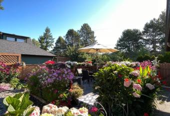 Garden home in Victoria -Beautiful home in Victoria has Balcony rooms
