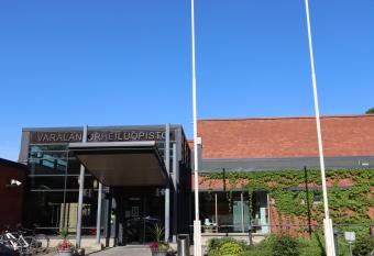 Varalan Urheiluopisto allows 18 year olds to book a room