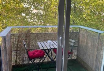 Appart T2 bien   quip   avec tram t1 et commodit  s    proximit   10 min du centre de Nantes has Balcony rooms