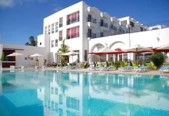 La Playa Hotel Club allows 18 year olds to book a room