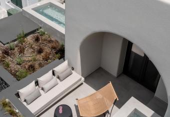 On The Square has Balcony rooms