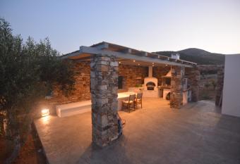 Ktima Elea Antiparos has rooms with a private hot tub
