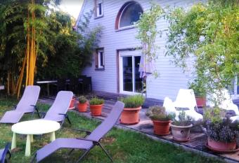 le coin du bois en Touraine has Balcony rooms