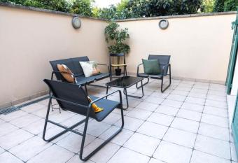 Belle Demeure en bord de Seine allows 18 year olds to book a room