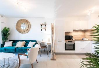 A12 Central 1 bedroom 10min from beach terrace garage allows 18 year olds to book a room