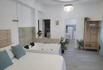 APARTAMENTO LOFT DELUXE INTERIOR Y EXTERIOR allows 18 year olds to book a room