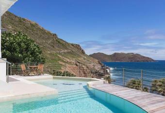 Ocean views villa Lo Scoglio has rooms with a private hot tub