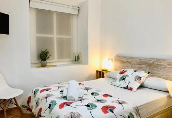 Pensi  n La Cantarera allows 18 year olds to book a room