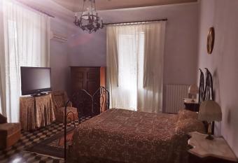 Villa del Corso has Balcony rooms